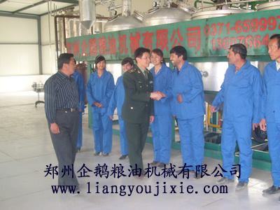意大利軍界領(lǐng)導(dǎo)視察我公司榨油機(jī)設(shè)備生產(chǎn)現(xiàn)場