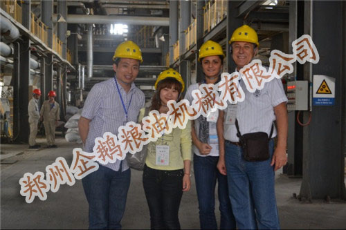 塞爾維亞客戶參觀企鵝小型榨油機(jī)車(chē)間
